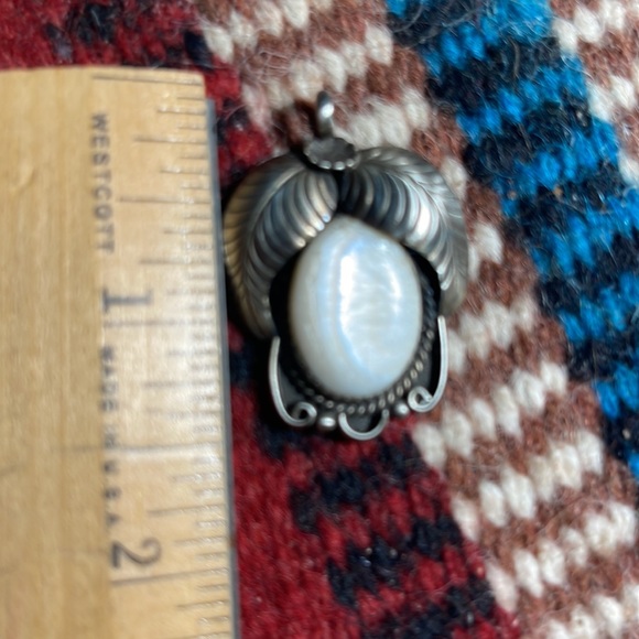 SOLD …Navajo Vintage MOP pendant - Picture 4 of 4